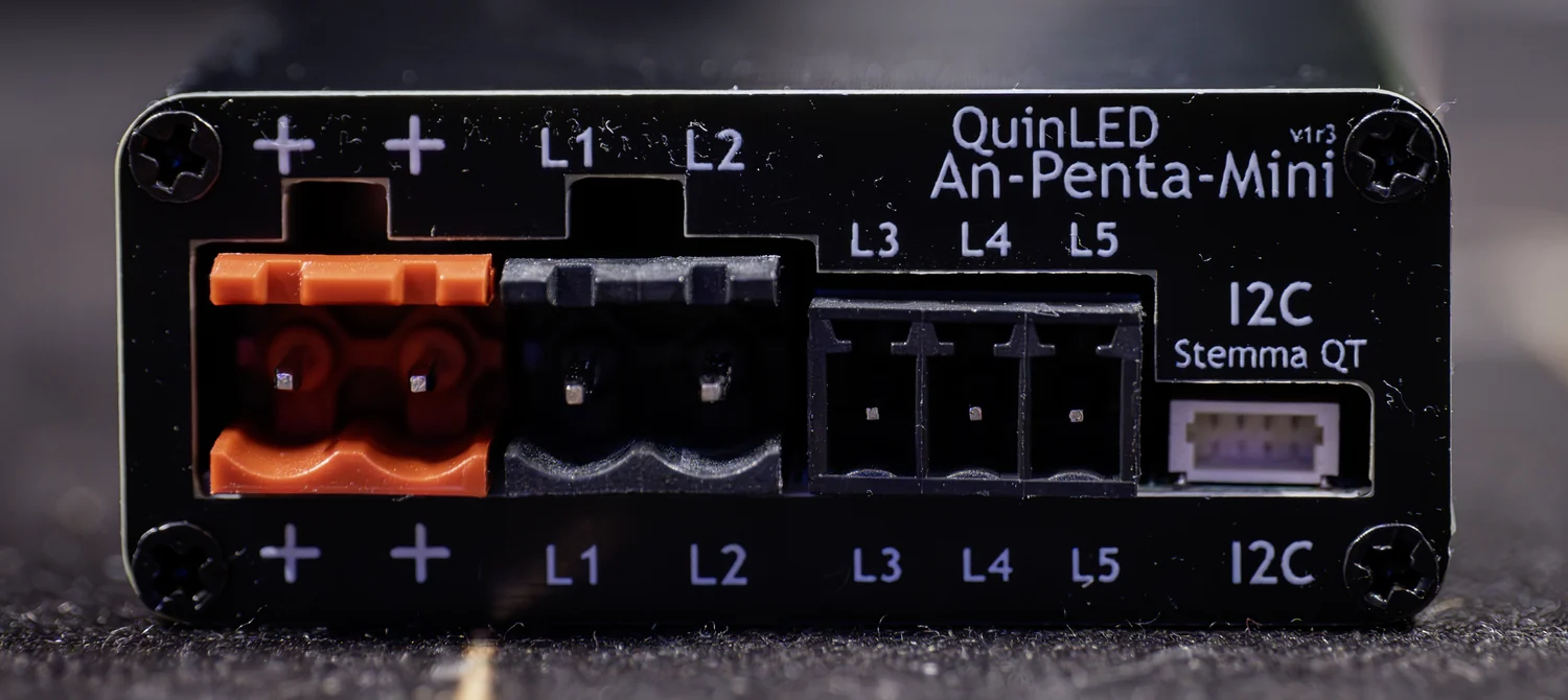 An-Penta-Mini black endplate: labelled, colour-coded pluggable terminals