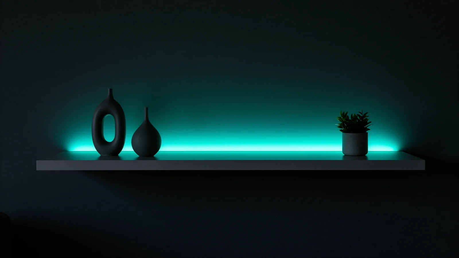 Shelf with a single colour accent strip